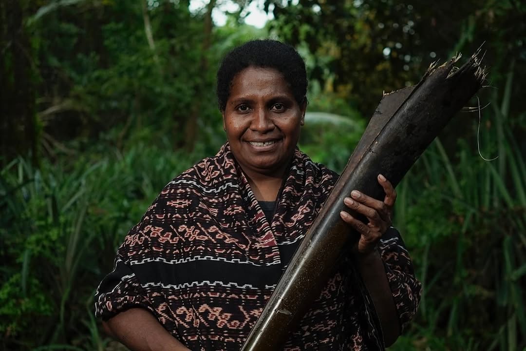 Berdayakan Masyarakat Papua, Wanita Ini Buat Garam Hitam dari Pohon Nipah Di Indonesia